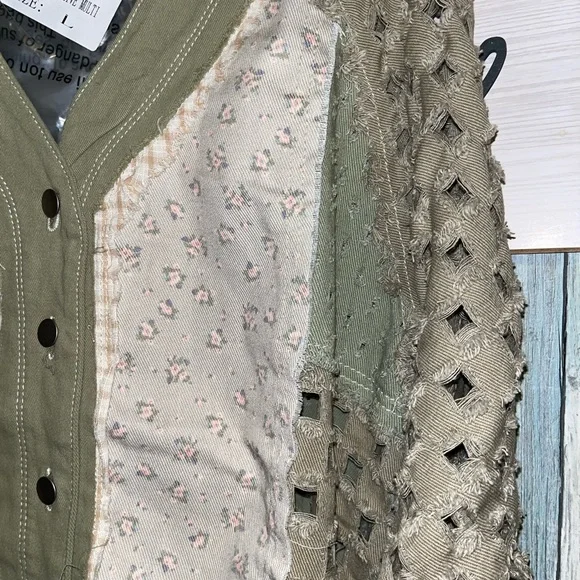 POL L Olive and Cream Patchwork V-Neck Button Front Top - Picture 4 of 5